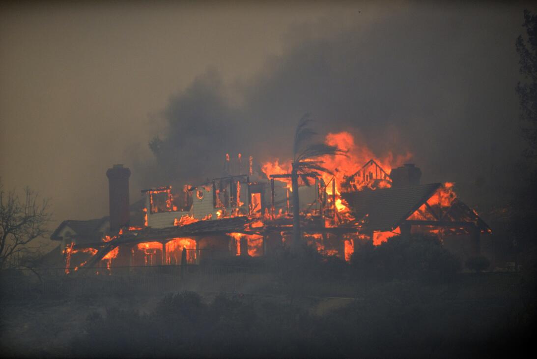 Bomberos en el sur de California trabajan para sofocar las llamas del &#...