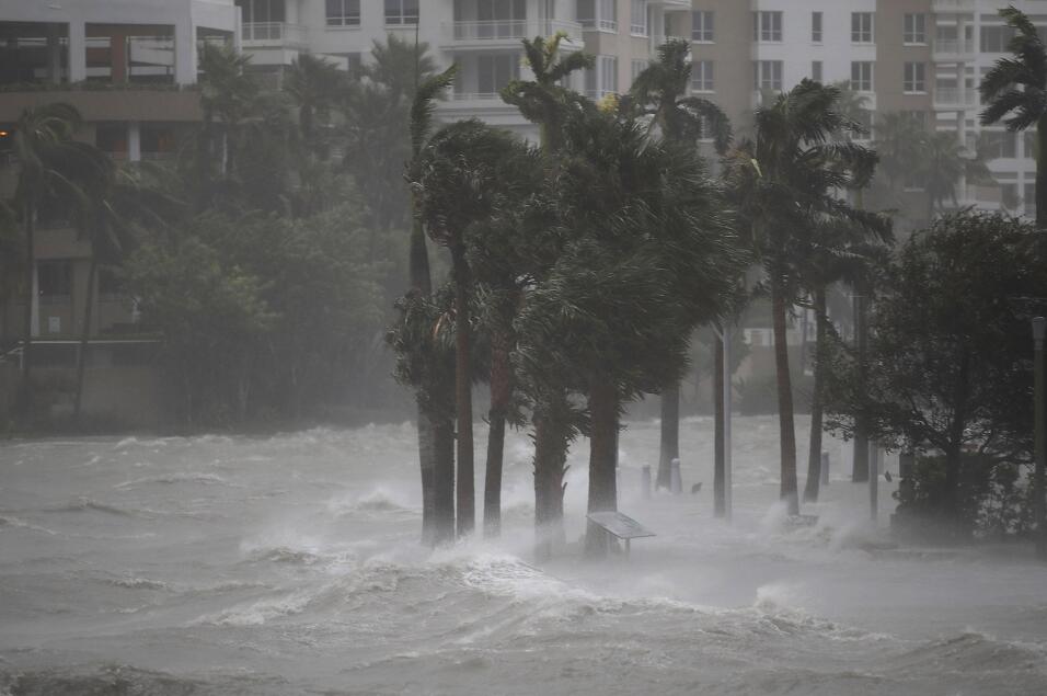 El agua se desborda del río Miami, en su camino hacia el downtown de la...