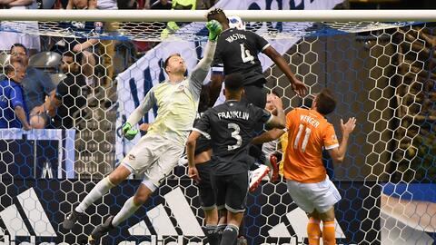 Kendall Waston gol v Joe Willis, Vancouver Whitecaps v Houston Dynamo