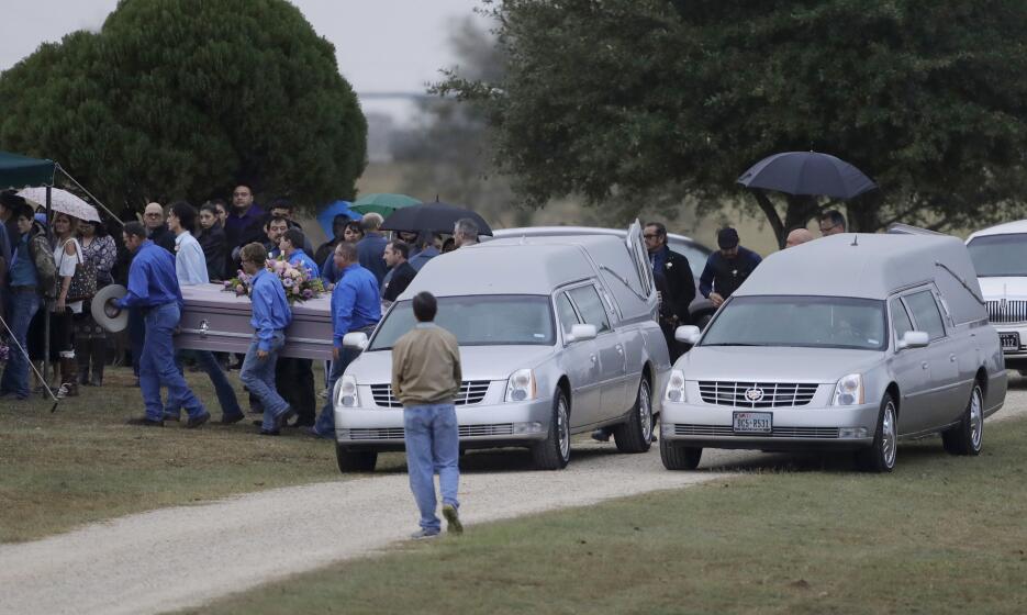 "Están danzando con Jesús": las familias se reúnen para dar el último ad...