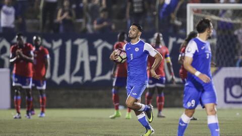 El nicaragüense Juan Barrera celebra un gol durante el partido de las el...