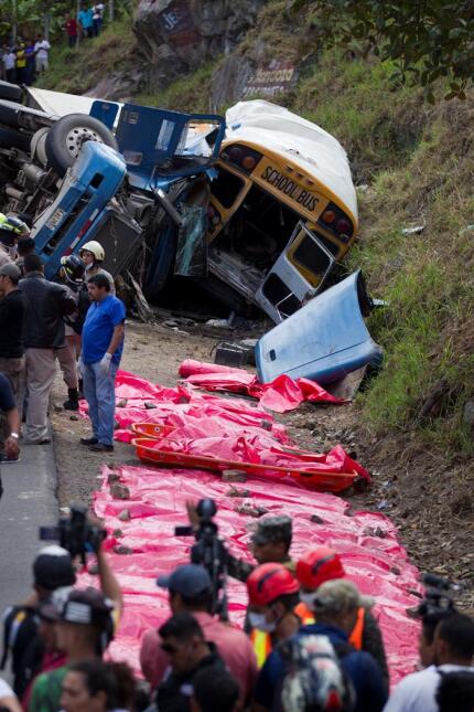 La colisión entre un camión y un autobús causa al menos 23 muertos en Ho...