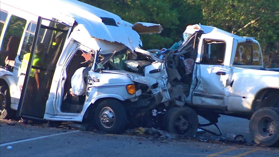 13 personas murieron en Texas tras un aparatoso choque entre un autobús...