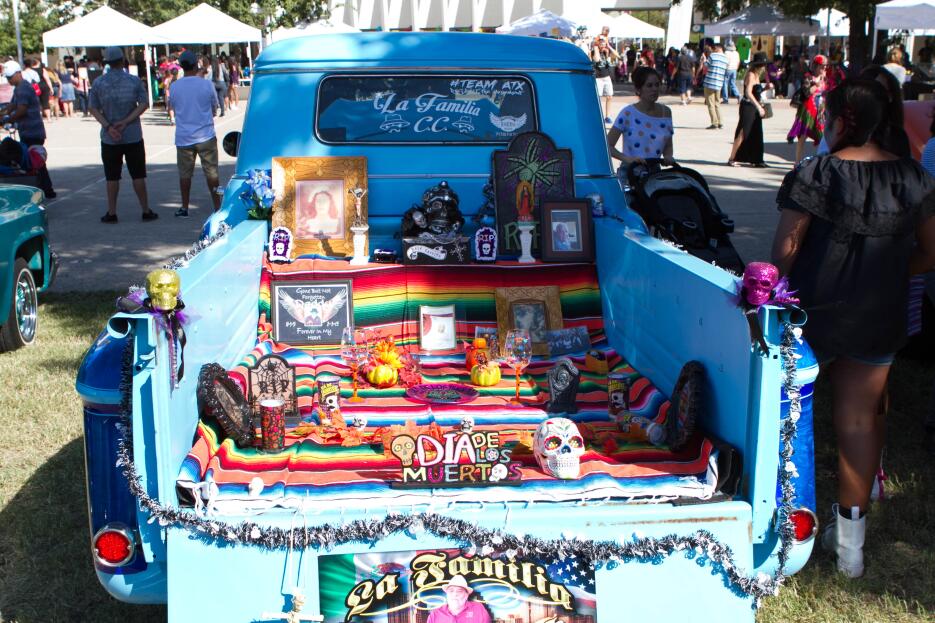 Altares, música, piñatas, papel picado, exhibición de autos antiguos, ca...