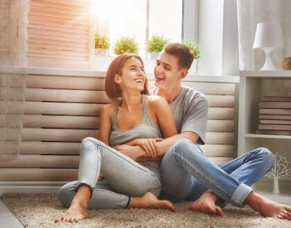 Las mejores compatibilidades casi siempre se dan entre los signos del mismo elemento o de elementos afines. Por ejemplo, los signos de fuego (Aries, Leo y Sagitario) entre sí combinan bien con los de aire (Géminis, Libra y Acuario) y viceversa, es fácil recordarlo: el aire aviva el fuego.