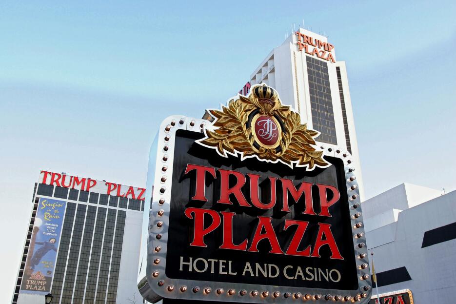 Aquí yacen los restos del difunto Trump Plaza en Atlantic City trump_pla...