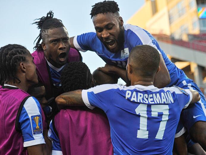 Martinica gana y es líder de grupo Steeven Lagil of Martinique celebrate...