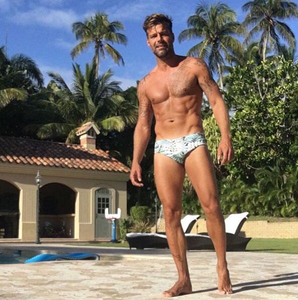Ricky publicó esta foto en traje de baño, mostrando su cuerpaaaazo.
