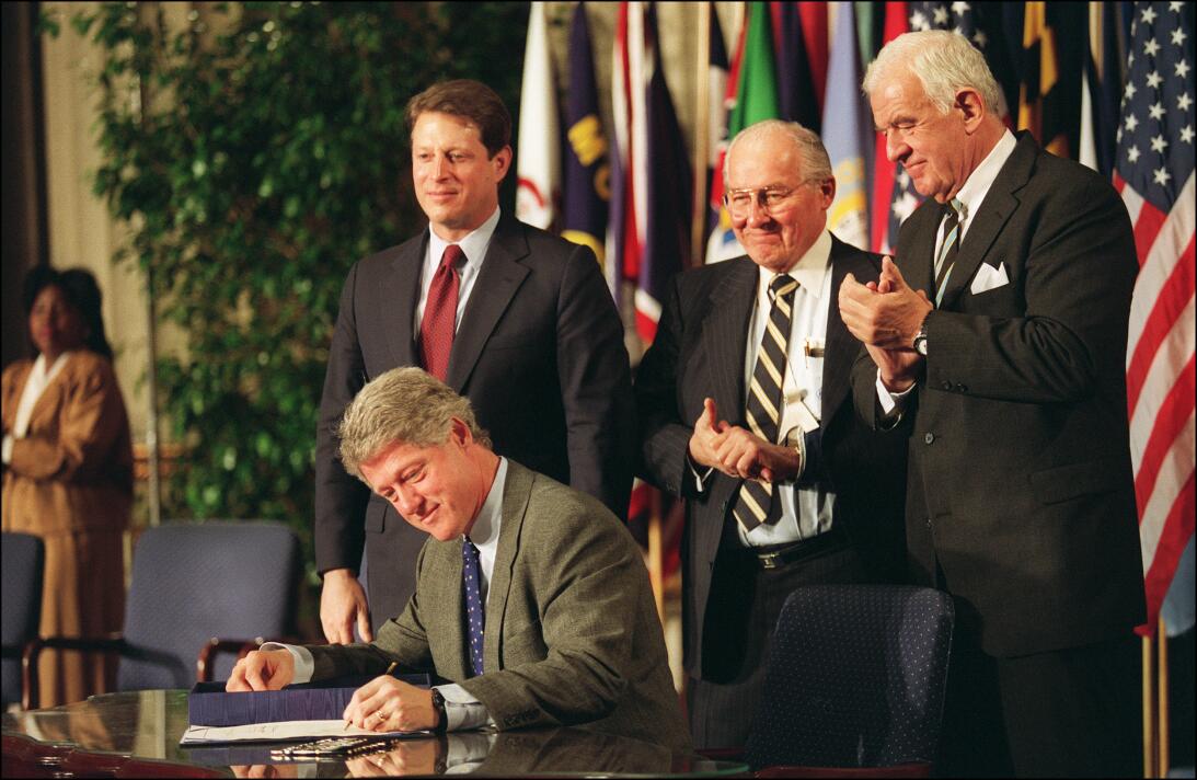 CLinton firma nafata diciembre 8 de 1993