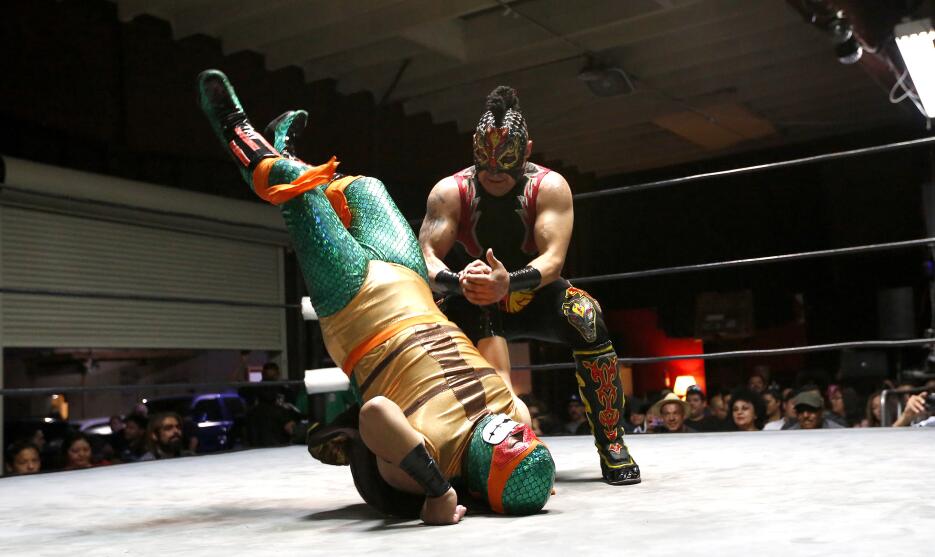 ‘Potro Romano’, un peleador mexicano, practica la lucha libre en cuadril...