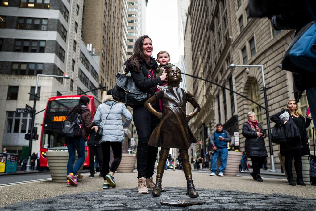 En el Día Internacional de la Mujer, la estatua de una niña desafía al i...