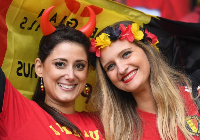 Hermosas fanáticas se dieron cita en el Estadio Pierre-Mauroy de Lille p...