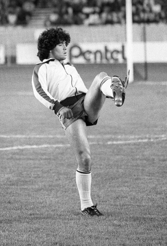 Los 56 años de Diego Maradona, entre la gloria y la controversia Boca Ju...