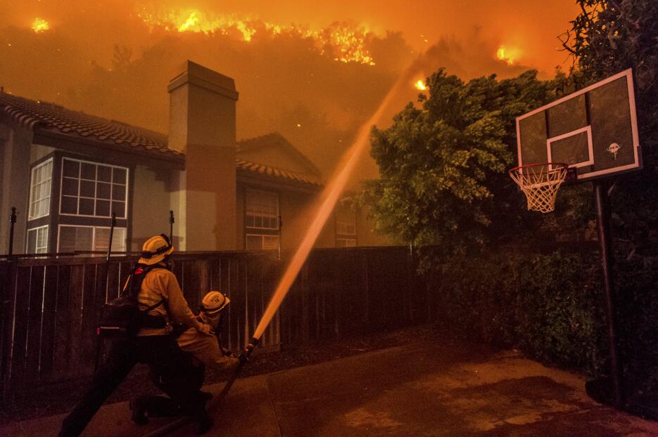 En fotos: Incendio fuera de control provoca evacuación de 1,500 personas...