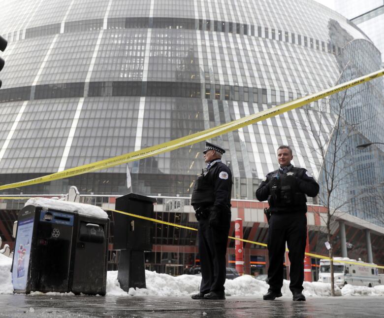 Comandante de policía de Chicago muere en un tiroteo cerca del Thompson...