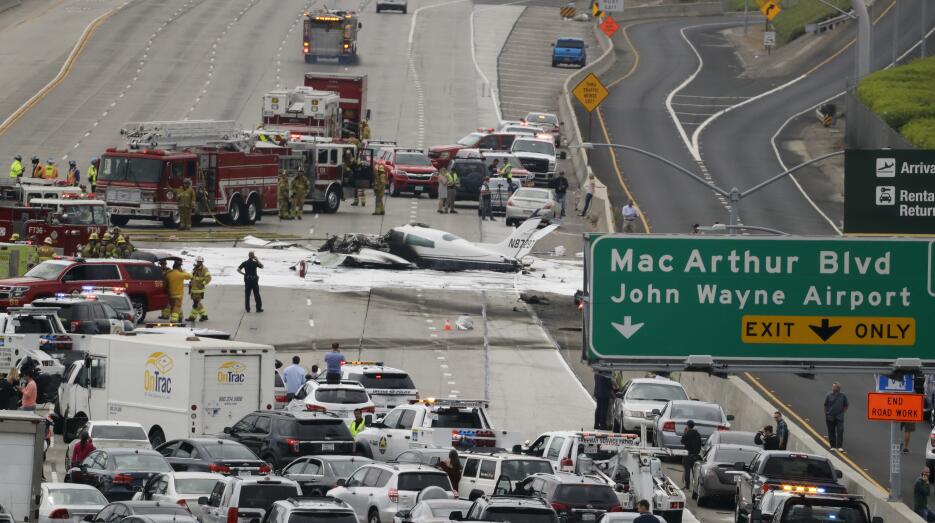 En fotos: el impactante momento en que una avioneta se accidenta en medi...