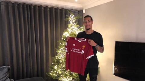 El zaguero holandés ya posó con la playera del Liverpool.