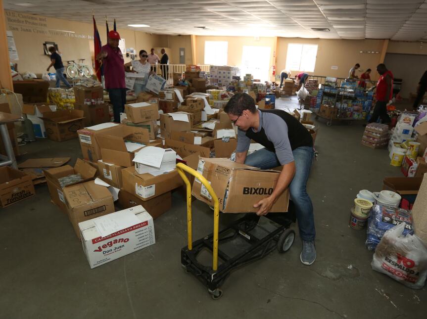Centro de acopio en Puerto Rico para damnificados del huracán Matthew en...
