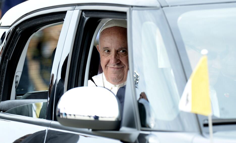 Este es el papamóvil que fue adaptado para las apariciones públicas del...