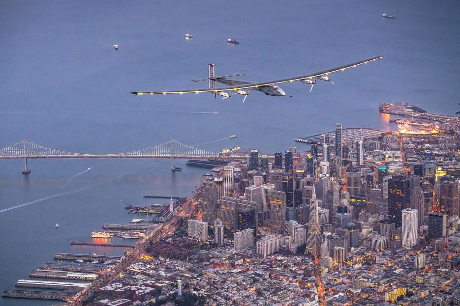 El avión alimentado por energía solar “Solar Impulse 2” voló este sábado...