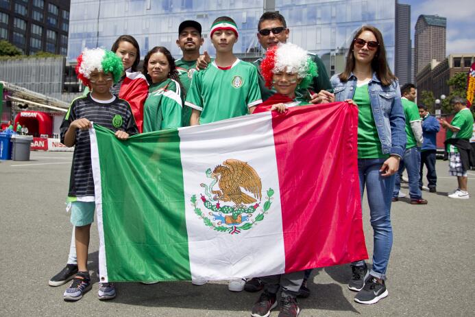 Las banderas, los sombreros y la fiesta mexicana pintaron el Century Li...