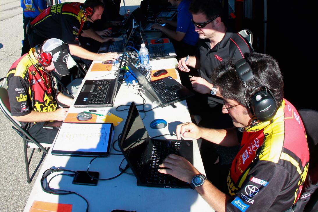 univision contigo ingenieros nascar