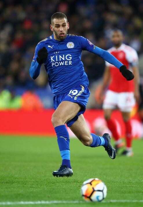 El argelino Islam Slimani estaría cerca de cambiar de aires en la...