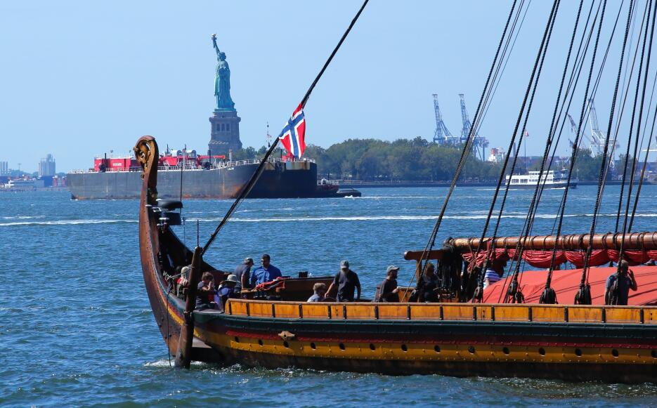 Antes del mediodía, los 32 miembros de la tripulación del Draken Harald...