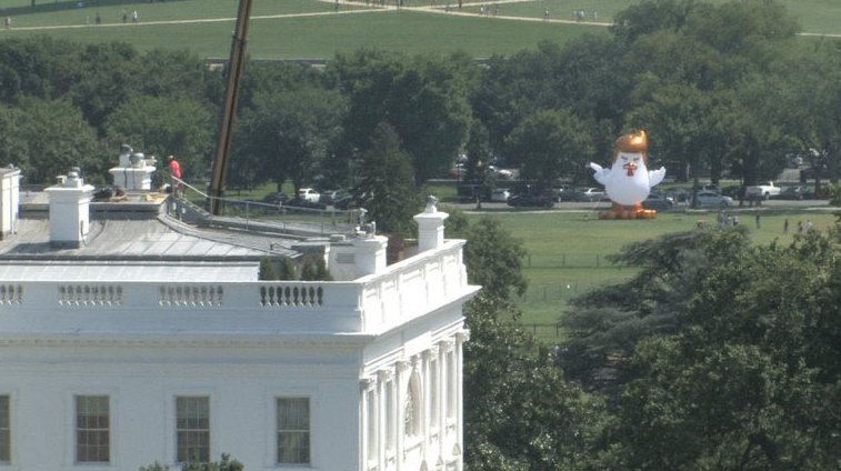 Un pollo gigante inflable peinado a lo Donald Trump es colocado frente a...