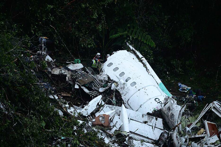 Al menos 76 muertos al estrellarse un avión en Colombia en el que viajab...