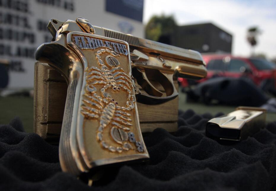 Una pistola con cachas de oro decomisada al grupo de 'El Muletas'.