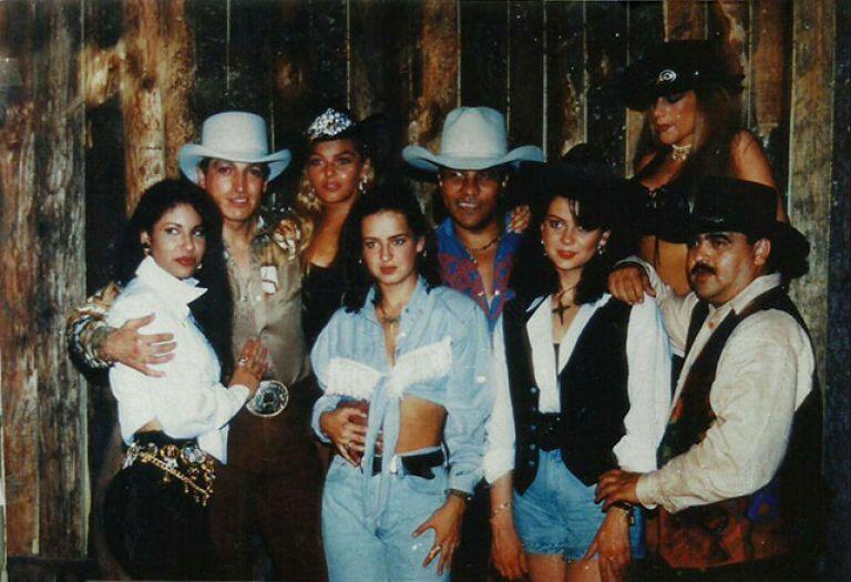 Bronco en Dos mujeres un camino