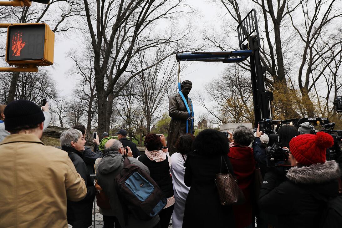 Este 17 de abril la estatua de Marion Sims, un cirujano celebrado por mu...