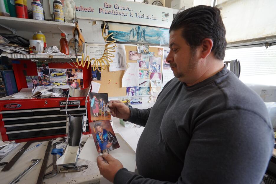 Hispanos crean aparatos ortopédicos artesanalmente en NY