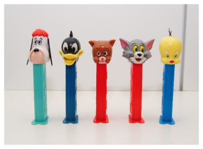 <b>Dispensador de caramelos PEZ. </b>Inicialmente era un caramelo de menta. De hecho, el nombre PEZ deriva de la palabra alemana<b> </b><i>Pfefferminz</i> (menta). Lo que los hizo tremendamente populares -una popularidad que continÃºa hoy- fueron los dispensadores con las cabezas de personajes como Mickey Mouse o Pluto. Un coleccionable que, ademÃ¡s, entretiene a los mÃ¡s pequeÃ±os. 