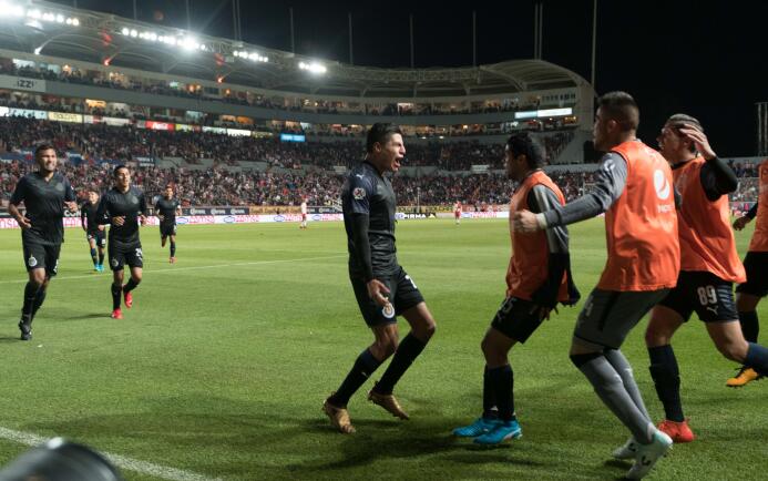 De la mano de Ronaldo Cisneros, las Chivas rompieron la mala racha y se...