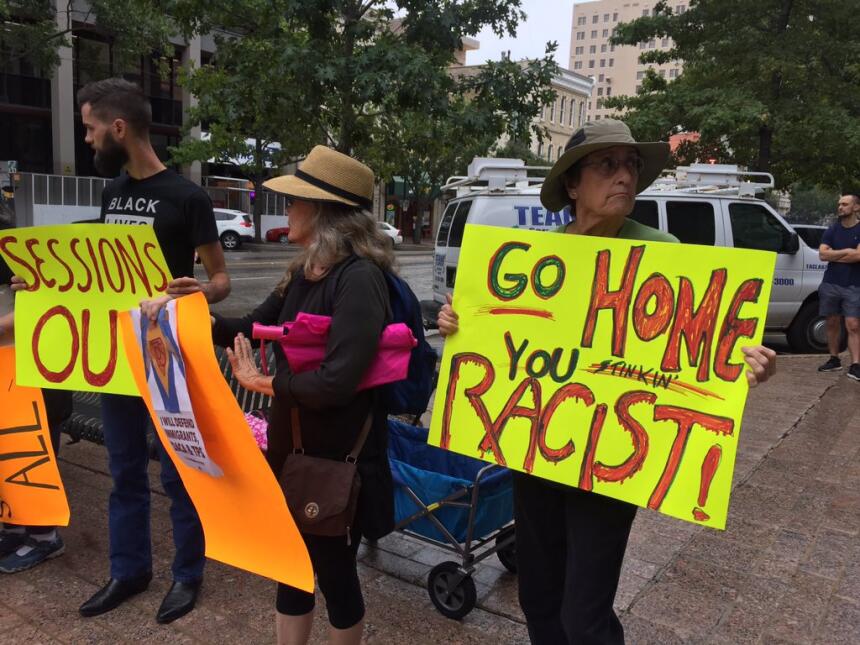 Visita de Jeff Sessions a Austin provoca una protesta de decenas de pers...