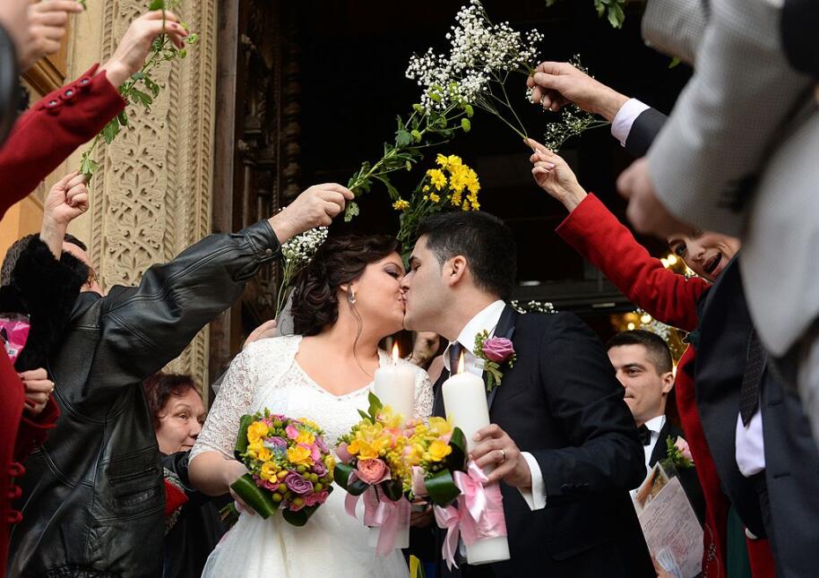 Mayoría de estadounidenses cree que las bodas son muy costosas