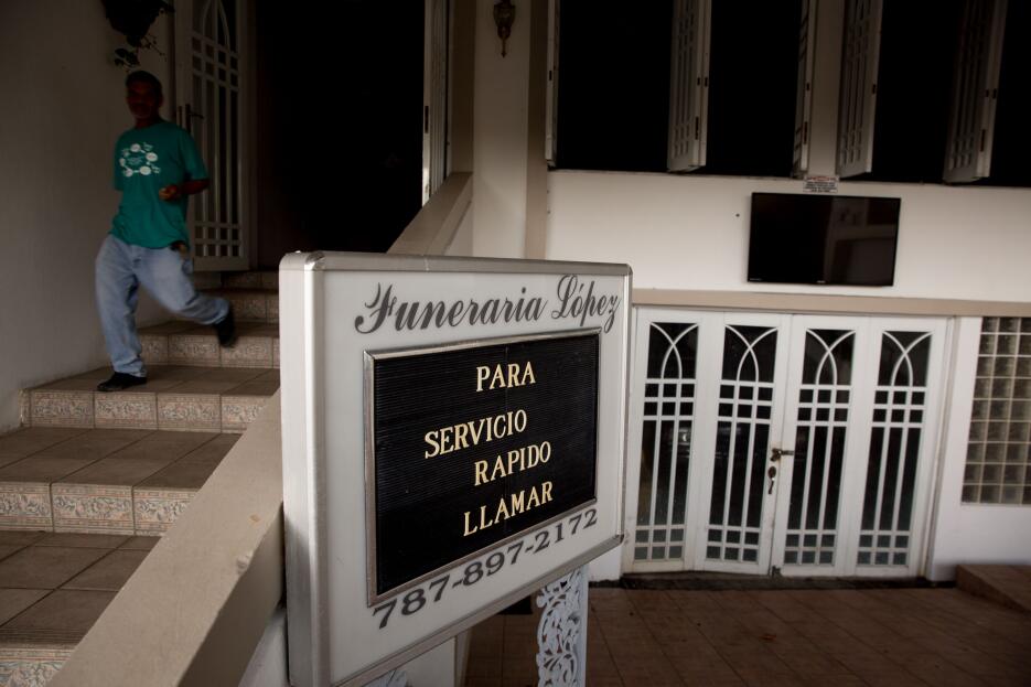 Sin luz, esta funeraria no tiene más opción que solo brindar el servicio...